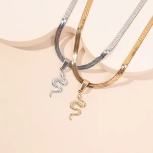 collier gothique avec pendentif serpent