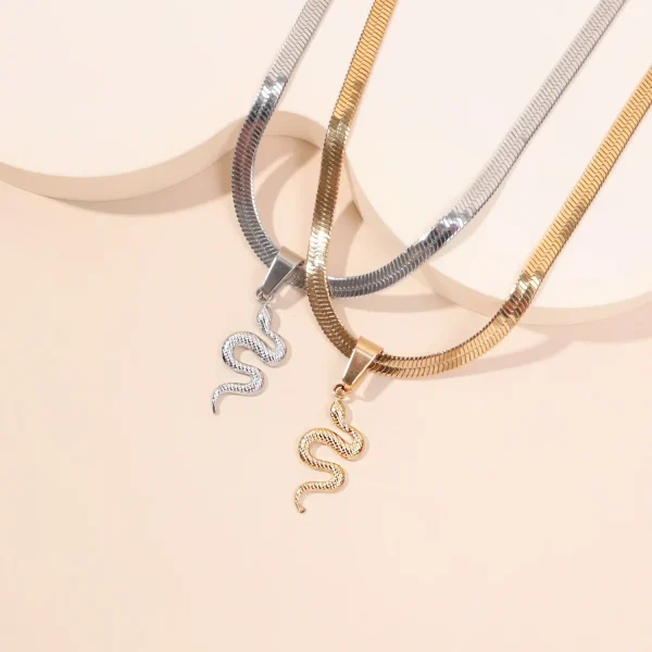 collier gothique avec pendentif serpent