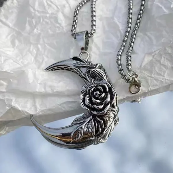 collier avec pendentif lune et rose