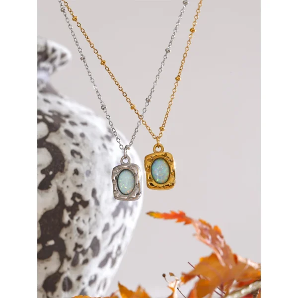 collier avec pendentif rectangulaire en pierre d'opale