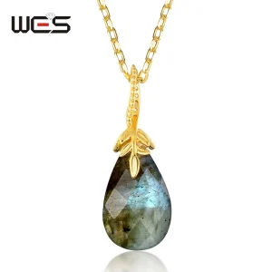 collier avec pendentif en labradorite goutte d'eau