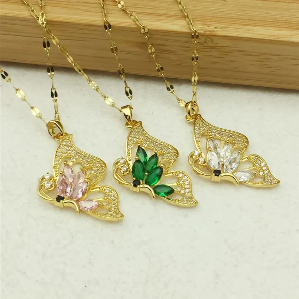 collier pendentif profil de papillon en zircon