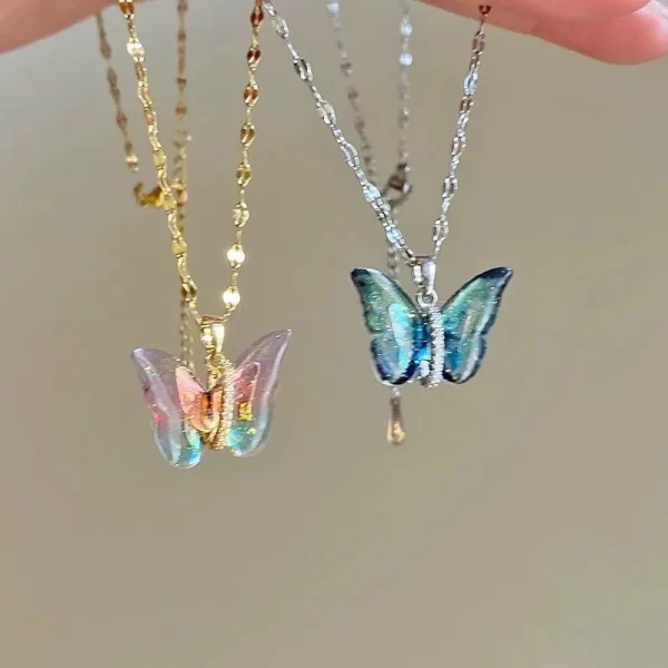 collier tendance avec pendentif papillon coloré