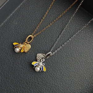 collier en forme de cœur d'abeille