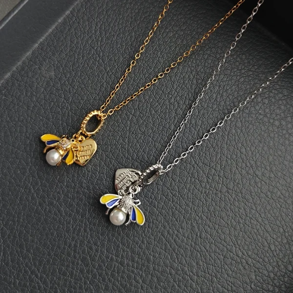 collier en forme de cœur d'abeille
