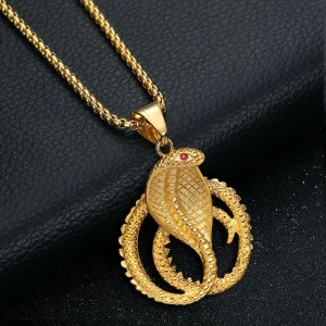 collier avec pendentif serpent cobra