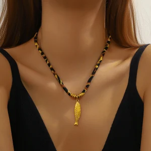 collier avec pendentif en forme de poisson abstrait