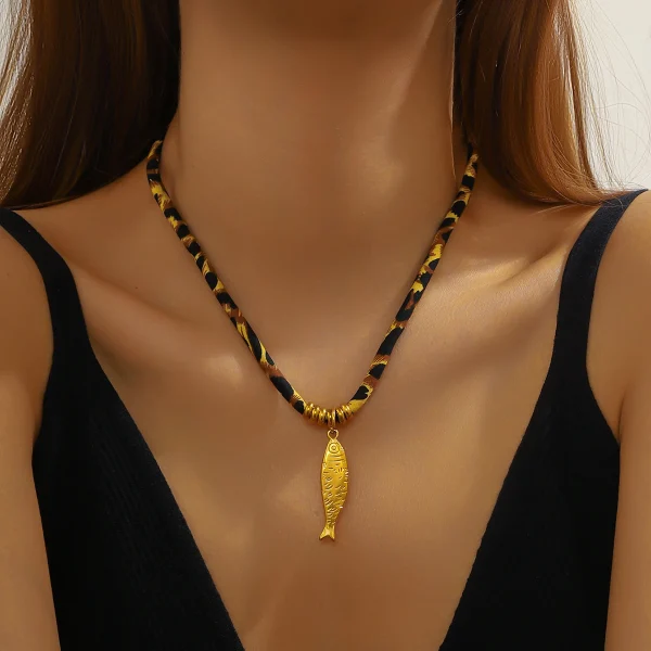 collier avec pendentif en forme de poisson abstrait