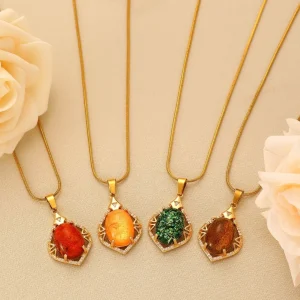 collier avec incrustation de feuilles d'ambre