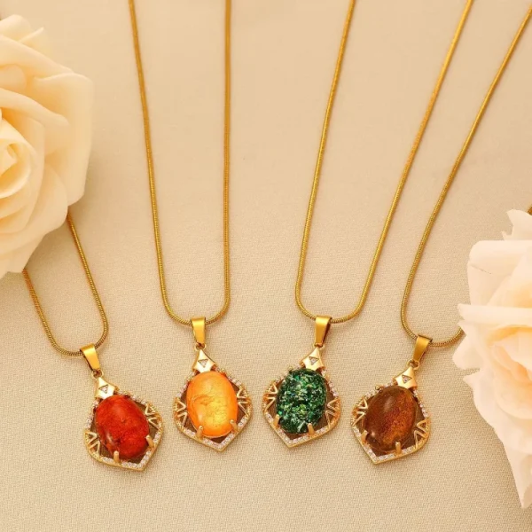 collier avec incrustation de feuilles d'ambre