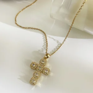 collier avec pendentif croix