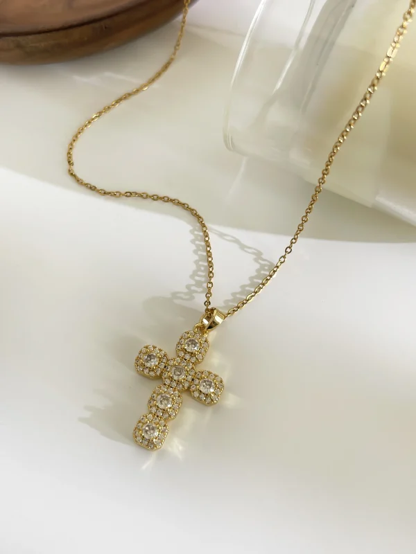 collier avec pendentif croix