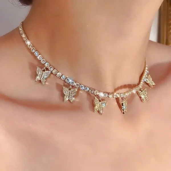 collier avec multiples pendentifs papillon