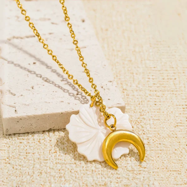 collier avec pendentif coquillage fleur et lune