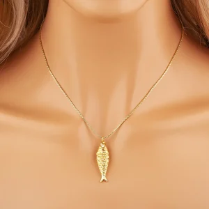 collier avec pendentif en forme de poisson