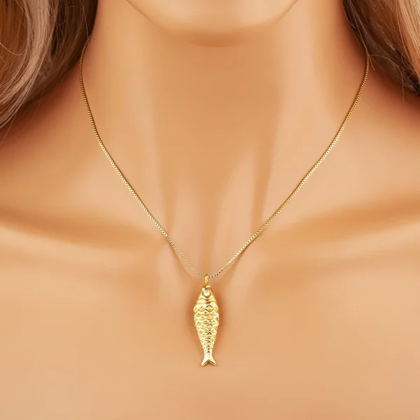 collier avec pendentif en forme de poisson