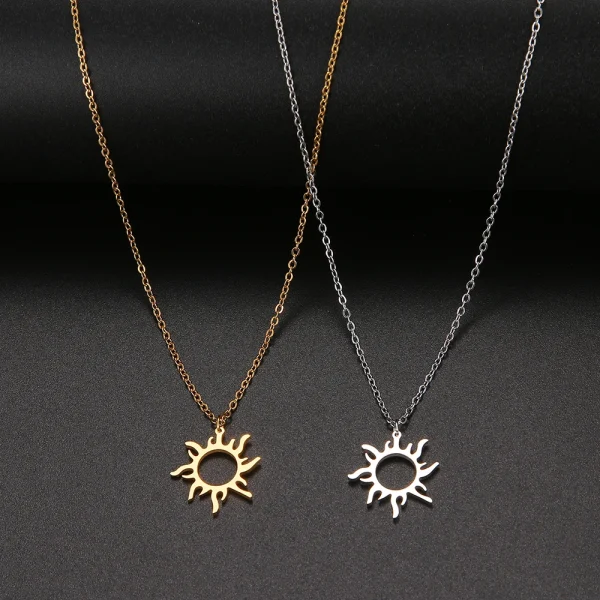 collier avec pendentif ethnique totem soleil