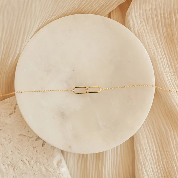 collier avec pendentif géométrique