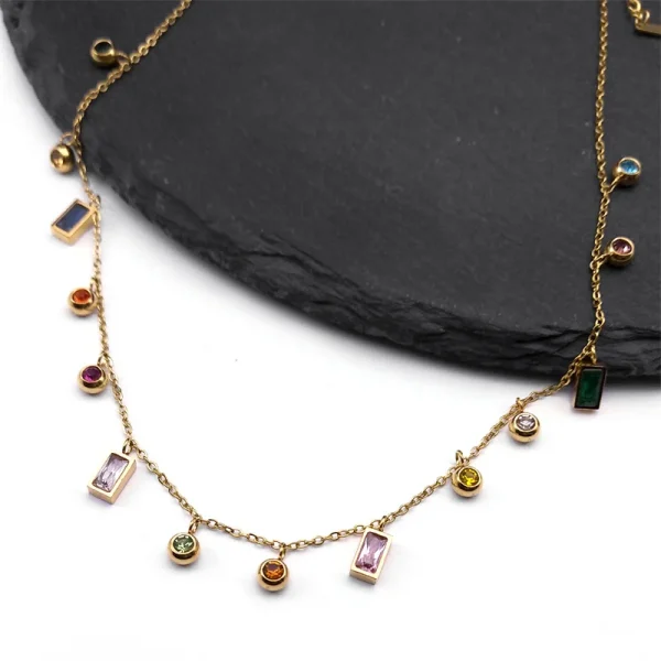 collier avec pendentif géométrique rond et rectangulaire