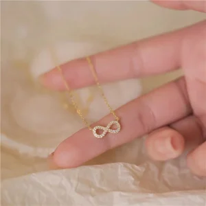 collier avec pendentif infini brillant