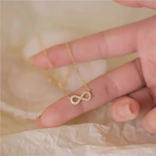 collier avec pendentif infini brillant