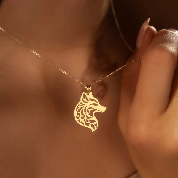 collier avec pendentif loup
