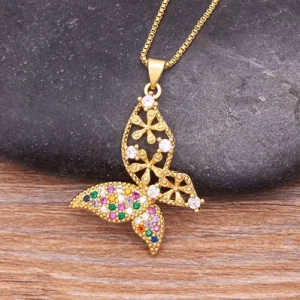 collier avec pendentif papillon chic
