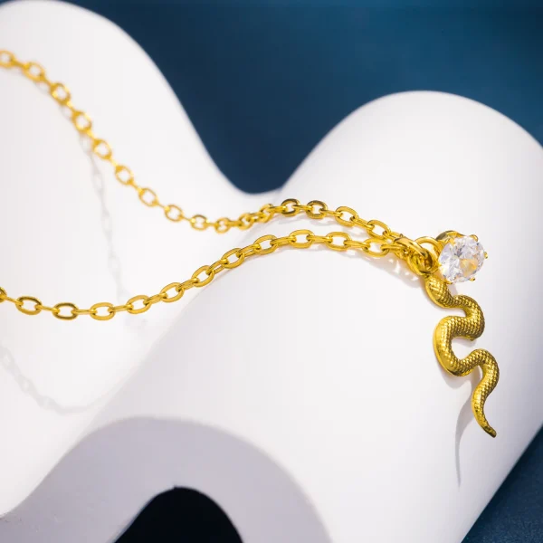 collier avec pendentif serpent avec zircone cubique