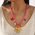 collier bohème avec breloques colorées