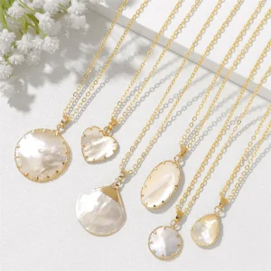collier coquillage et pendentif en nacre