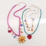 collier en perles et breloques
