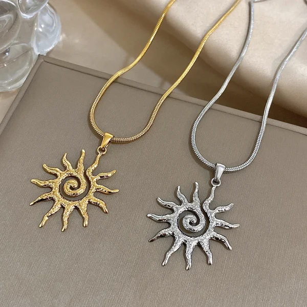 collier pendentif vintage chic en forme de soleil
