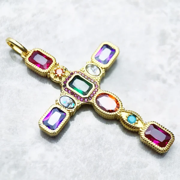pendentif croix doré coloré