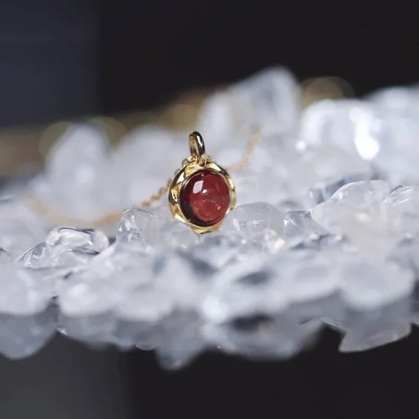collier avec grenat rond