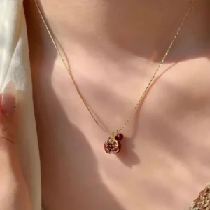 collier avec pendentif grenade rouge