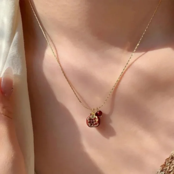collier avec pendentif grenade rouge