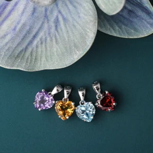 Collier avec pendentif pierre de naissance en forme de cœur