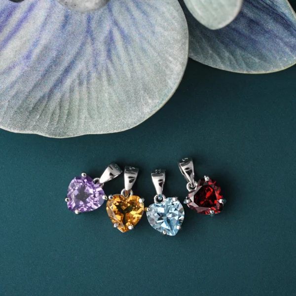 Collier avec pendentif pierre de naissance en forme de cœur